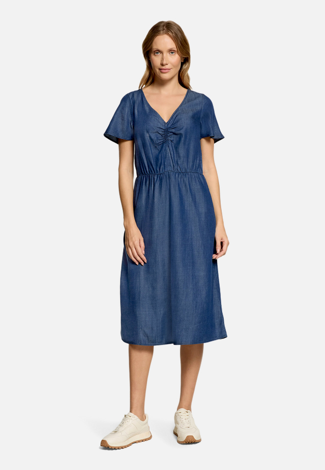 Casual-Kleid mit Flügelärmeln / Modellfoto Vorderseite