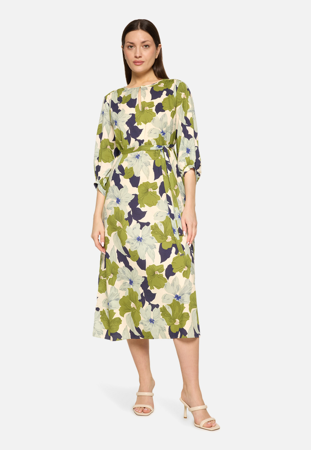 Blumenkleid mit Bindegürtel / Modellfoto Vorderseite