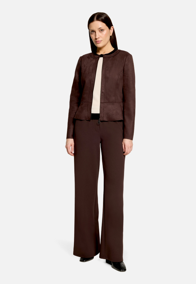 Taillierter  Blazer mit Reißverschluss  / Modellfoto Vorderseite (Outfit)