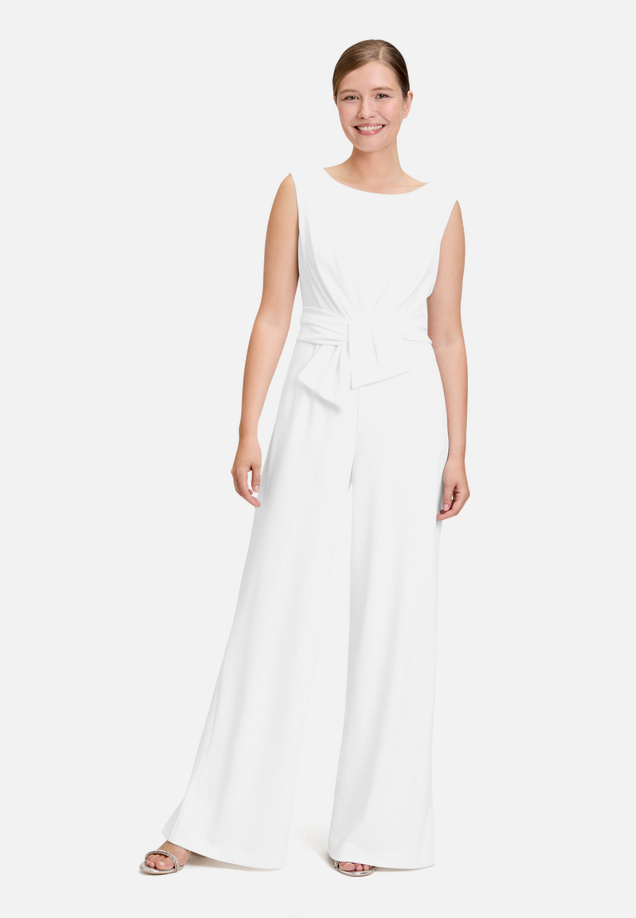 Jumpsuit mit weitem Bein / Modellfoto Vorderseite