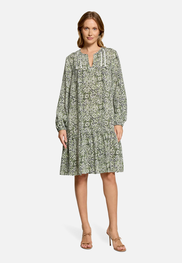 Stufenkleid mit Biesen / Modellfoto Vorderseite