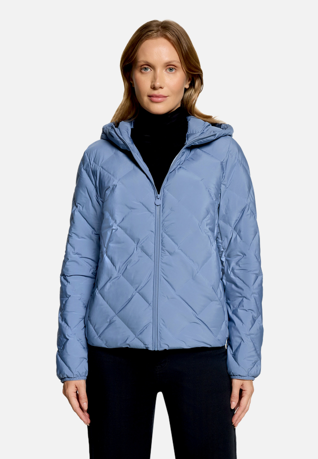 Leichte Steppjacke  mit Kapuze  / Modellfoto Vorderseite