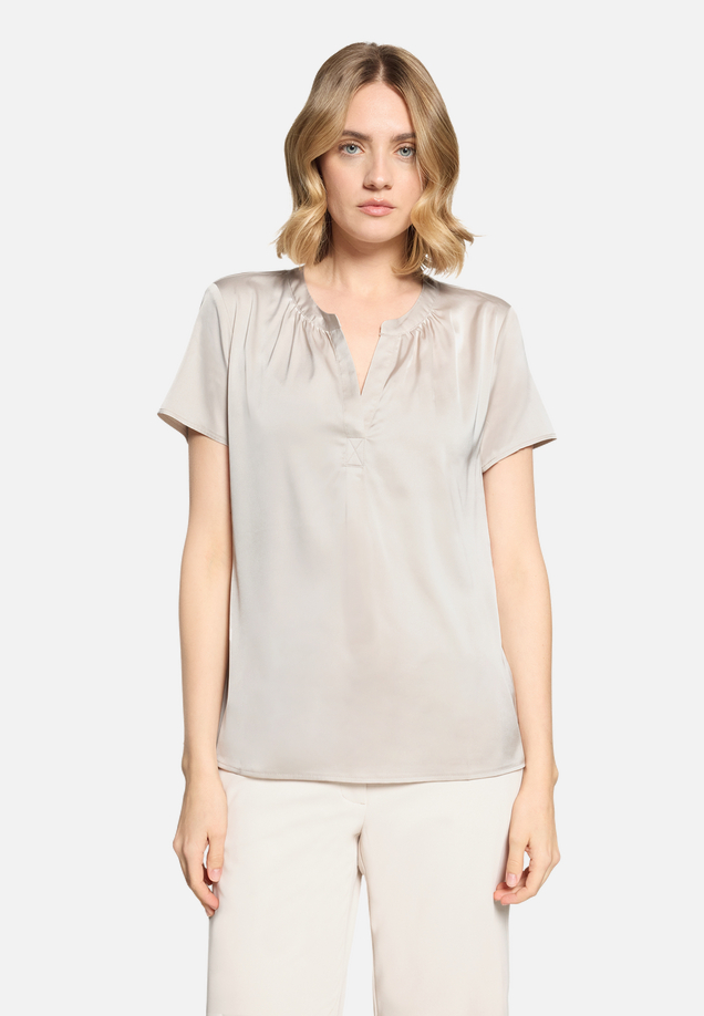 Satin-Bluse kurzarm / Modellfoto Vorderseite